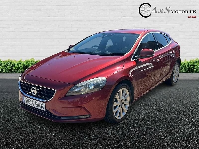 Usado Volvo V40 SE Lux 115 HP (84 kW) 2014 Vermelho Citadino