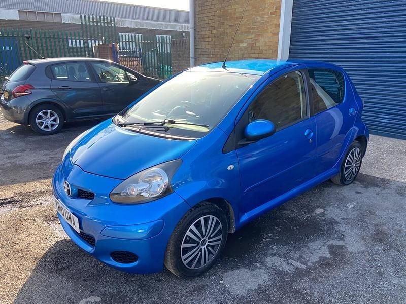 Used Toyota Aygo 67 HP (49 kW) 2010 Blue Hatchback