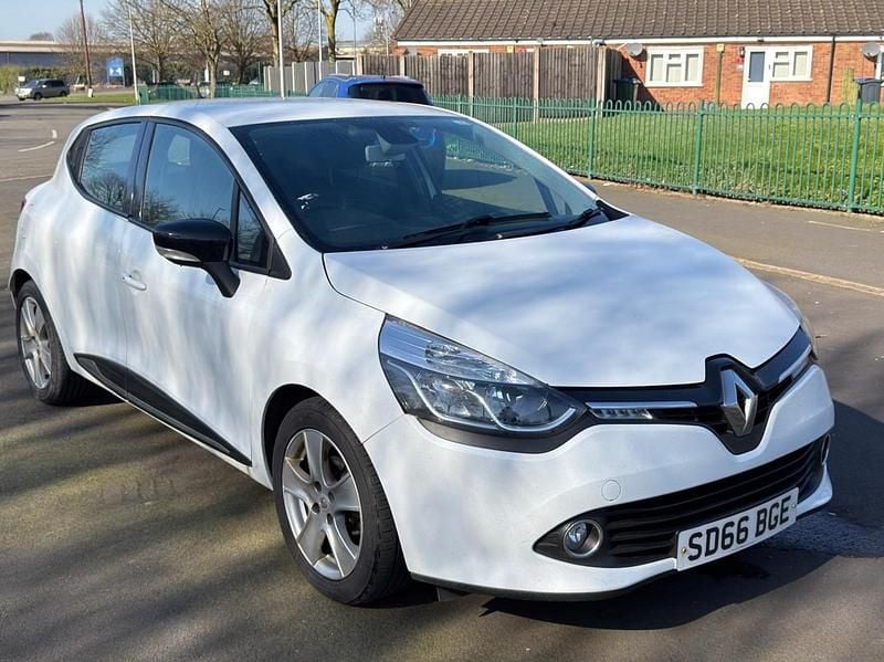 Used Renault Clio IV Dynamique 90 HP (66 kW) 2016 White Hatchback