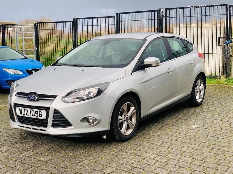 Used Ford Focus Zetec 125 HP (91 kW) 2014 Silver Hatchback