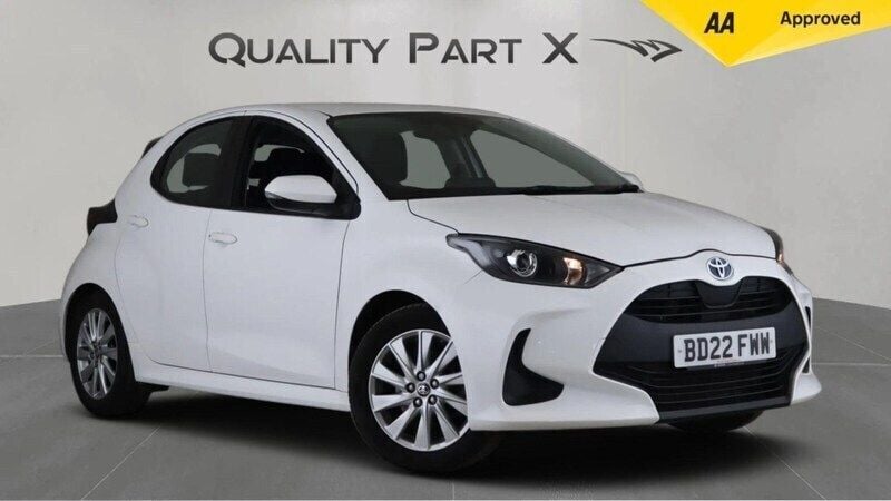 White Used 2022 Toyota Yaris Hybrid Hatchback | £13,980 (Super price) - Image 1/4