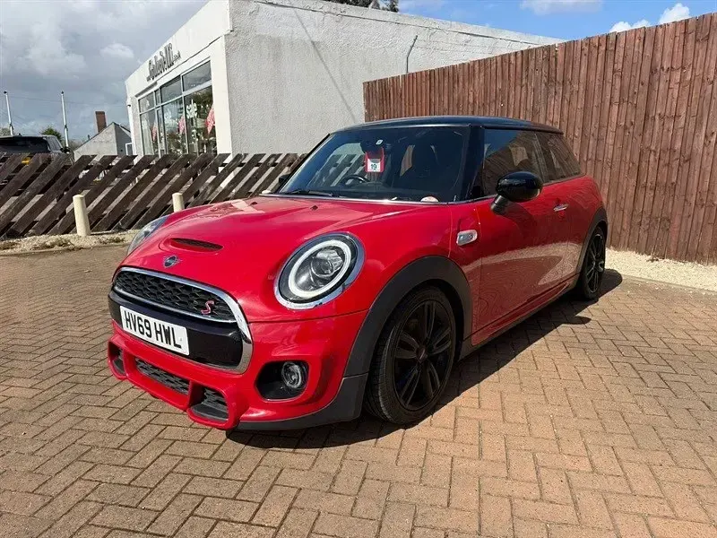 Begagnad Mini Cooper S Hatch 192 HK (141 kW) 2019 Röd Halvkombi