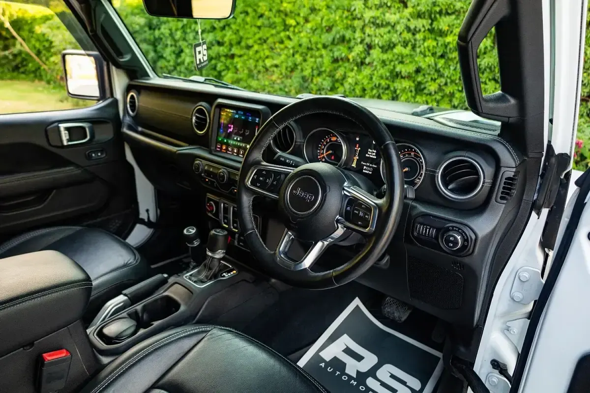 Used Jeep Wrangler Sahara 270 HP (198 kW) 2019 White SUV