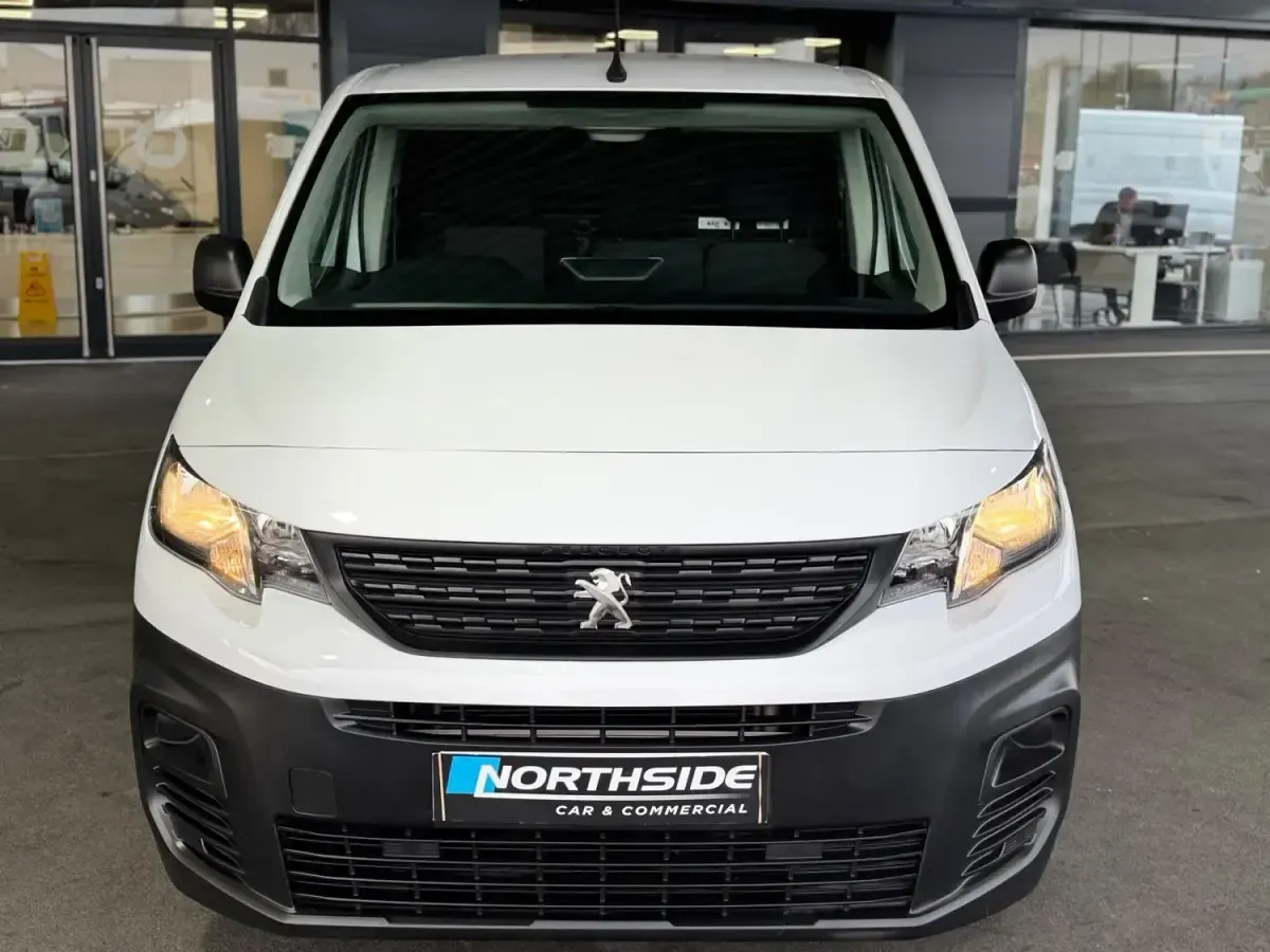 Second-hand Peugeot Partner Premium 2023 Alb Monovolum