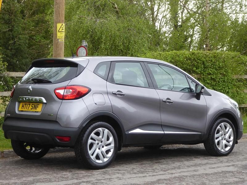 Begagnad Renault Captur Dynamique 110 HK (80 kW) 2017 Grå SUV
