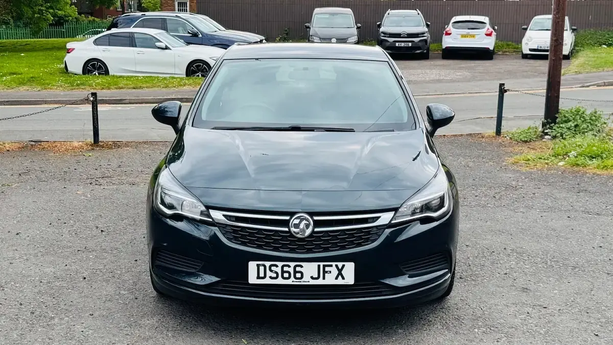 Used Vauxhall Astra Design Edition 100 HP (73 kW) 2016 Green Hatchback