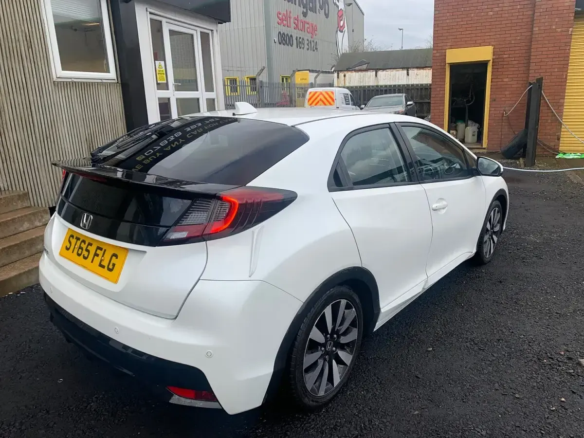 Used Honda Civic SE Plus 142 HP (104 kW) 2015 White Hatchback