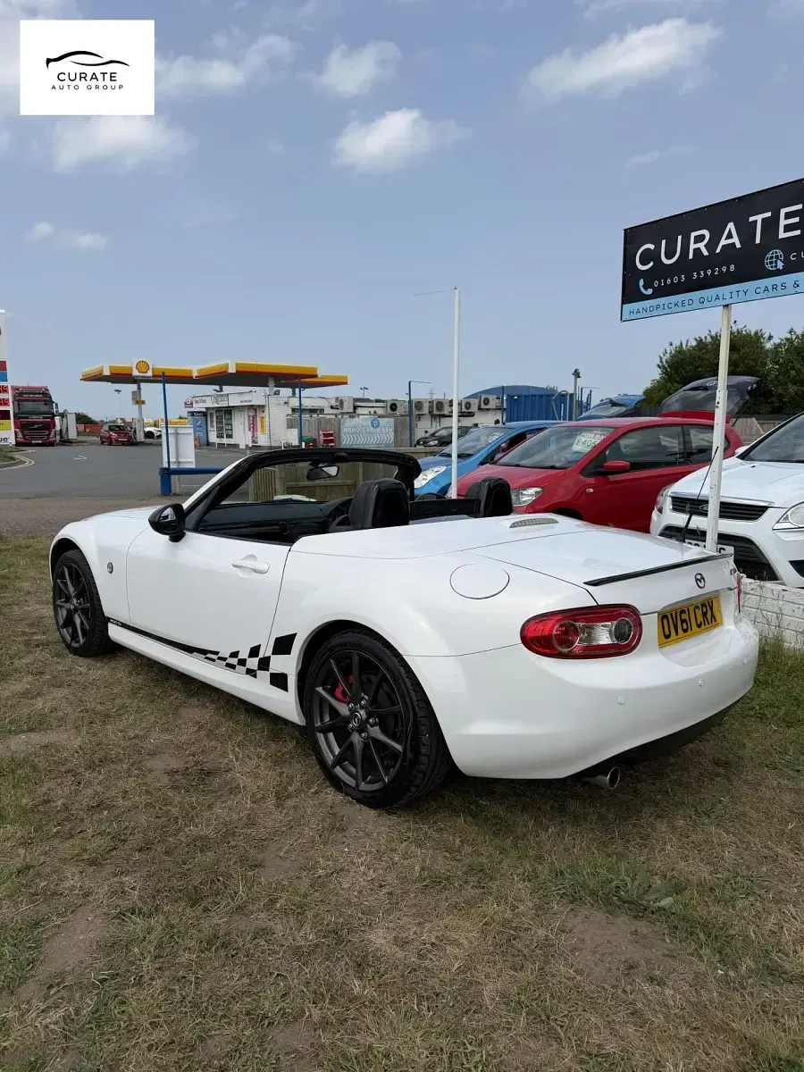 Used Mazda MX5 Inclusive 160 HP (117 kW) 2011 Multicoloured Cabriolet