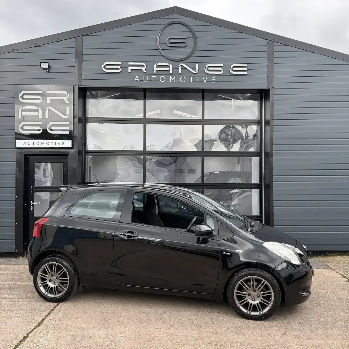 Used Toyota Yaris SR 90 HP (66 kW) 2008 Black Hatchback