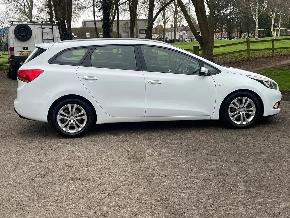 Used Kia Ceed 2013 White Hatchback