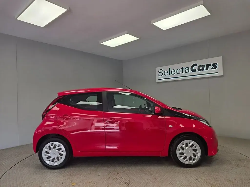 Used Toyota Aygo X-play 72 HP (52 kW) 2021 Red Hatchback