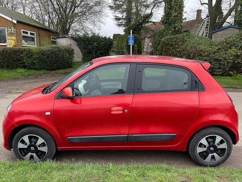 Used Renault Twingo Play 70 HP (51 kW) 2015 Red Hatchback