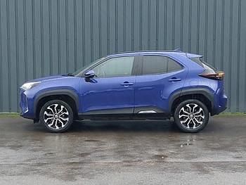 Used Toyota Yaris Hybrid Design 116 HP (85 kW) 2022 Blue Estate