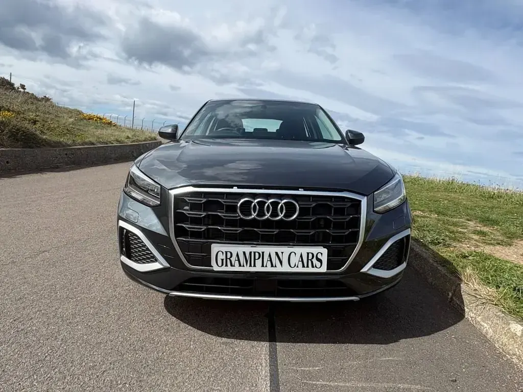 Usado Audi Q2 Sport 110 HP (80 kW) 2023 Cinzento SUV