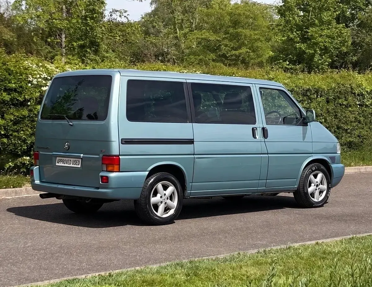Used VW Caravelle 140 HP (102 kW) 2002 Green