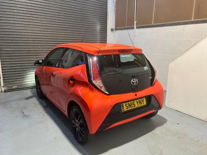 Usado Toyota Aygo X-cite 69 HP (50 kW) 2015 Laranja Citadino