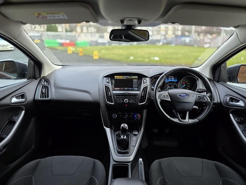 Used Ford Focus Zetec 125 HP (91 kW) 2016 Grey Hatchback