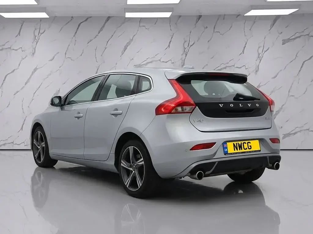 Used Volvo V40 R-Design 150 HP (110 kW) 2016 Silver Hatchback
