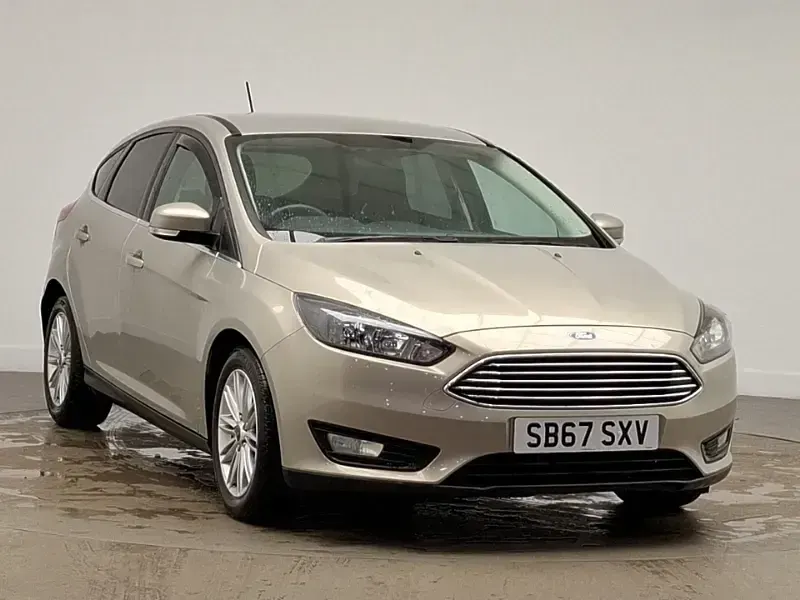 Begagnad Ford Focus Zetec 125 HK (91 kW) 2017 Silver Halvkombi