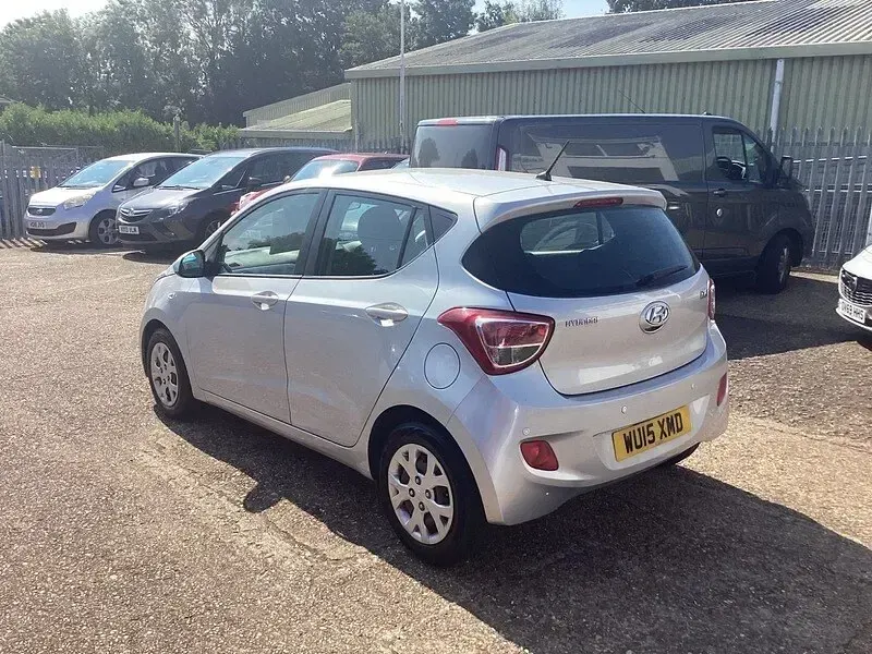 Used Hyundai i10 SE 67 HP (49 kW) 2015 Silver Hatchback