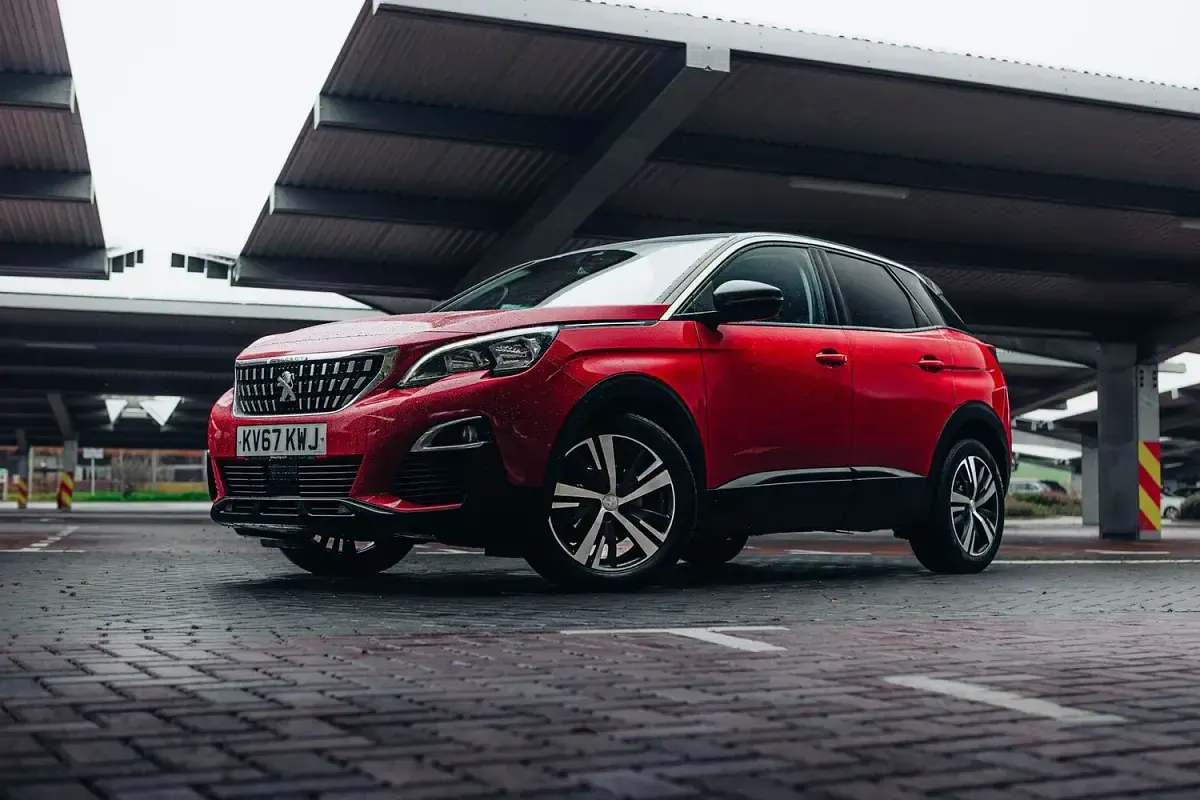Used Peugeot 3008 Active 120 HP (88 kW) 2017 Red Hatchback