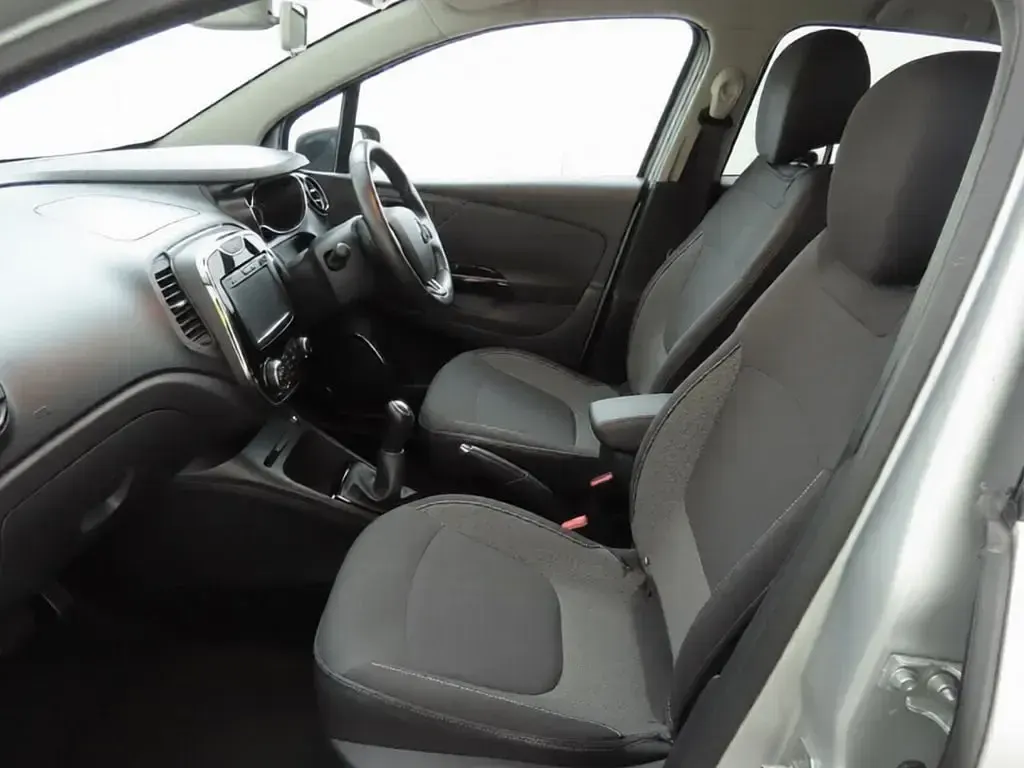 Used Renault Captur Dynamique 90 HP (66 kW) 2016 Silver SUV