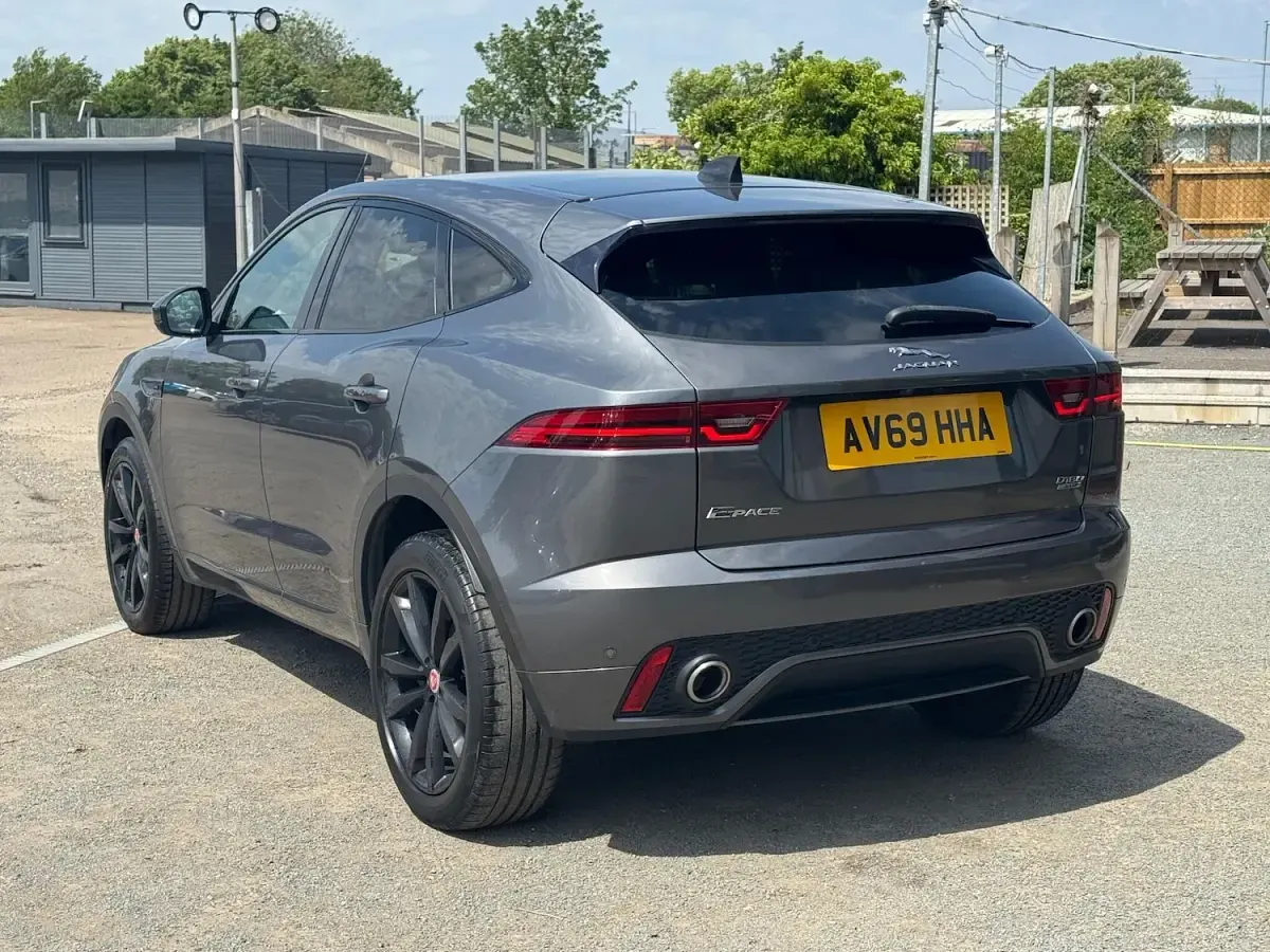 Używany Jaguar E-Pace Chequered Flag 180 KM (132 kW) 2019 Szary SUV