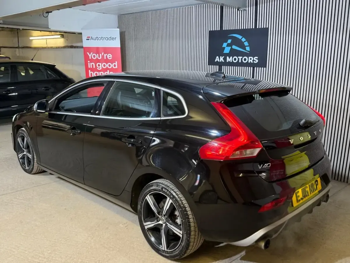 Usado Volvo V40 R-Design 122 CV (89 kW) 2016 Negro Utilitario