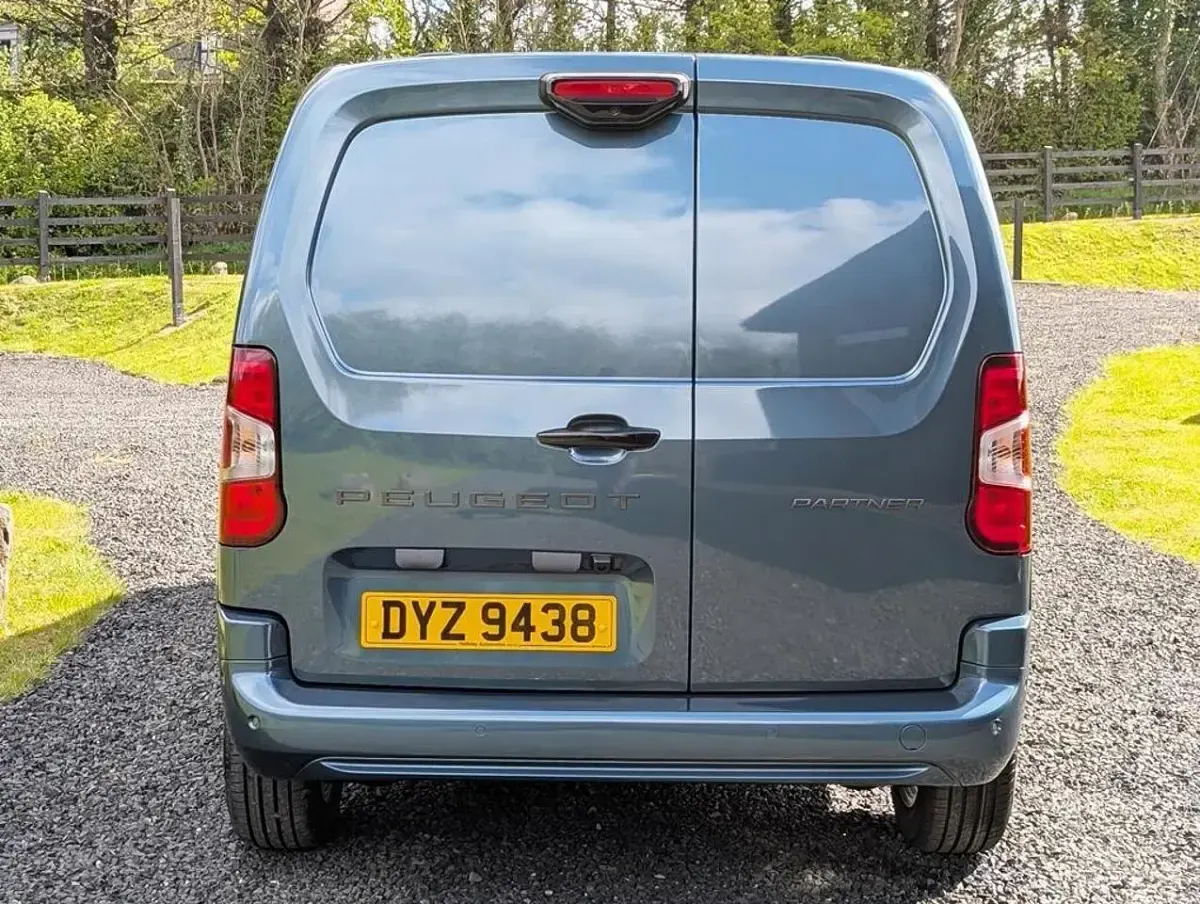 Nouă Peugeot Partner 129 CP (94 kW) 2026 Albastru Monovolum