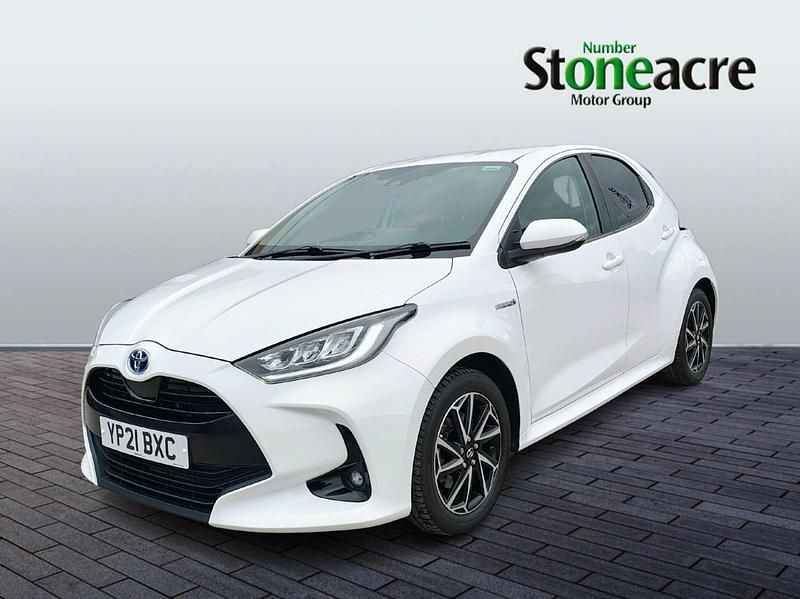 Used Toyota Yaris Hybrid Design 116 HP (85 kW) 2021 White Hatchback