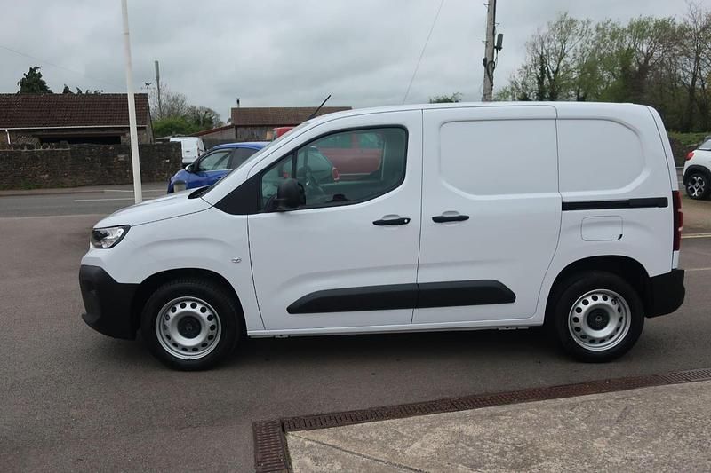 New Citroën Berlingo 129 HP (94 kW) 2025 White MPV