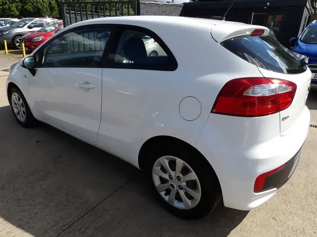 Used Kia Rio 84 HP (61 kW) 2016 White Hatchback