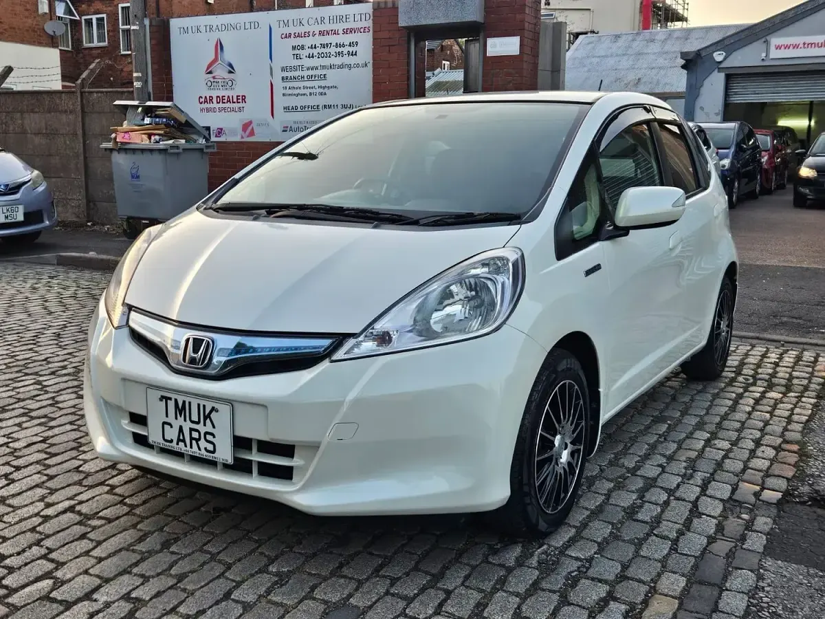 Used Honda Jazz Hybrid 99 HP (72 kW) 2013 Pearl white Hatchback