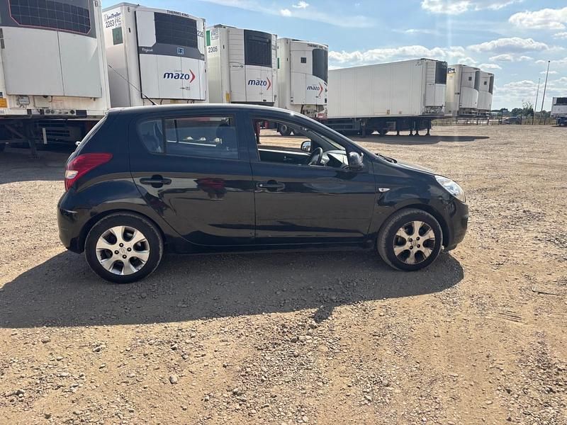 Used Hyundai i20 Comfort 77 HP (56 kW) 2011 Black Hatchback