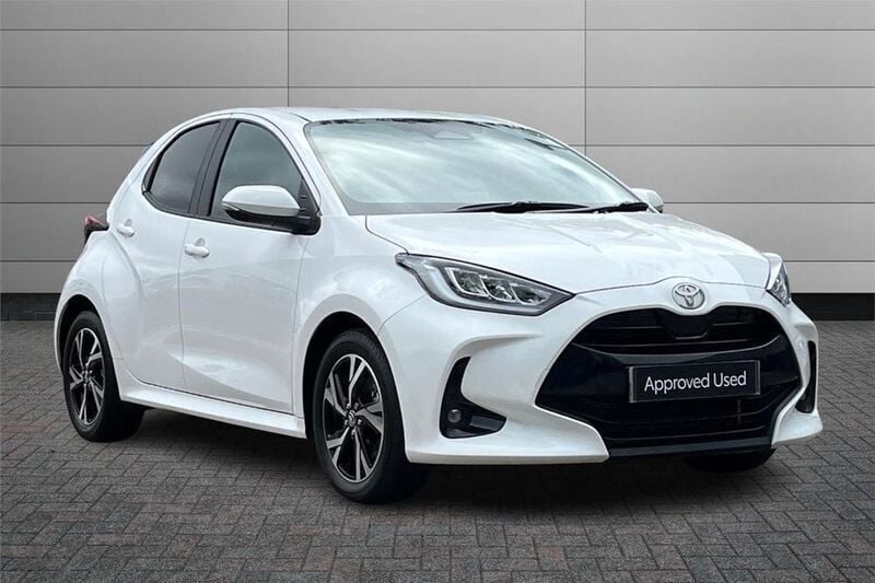 White Used 2024 Toyota Yaris Hybrid Design Hatchback | £18,695 (Fair price) - Image 1/2