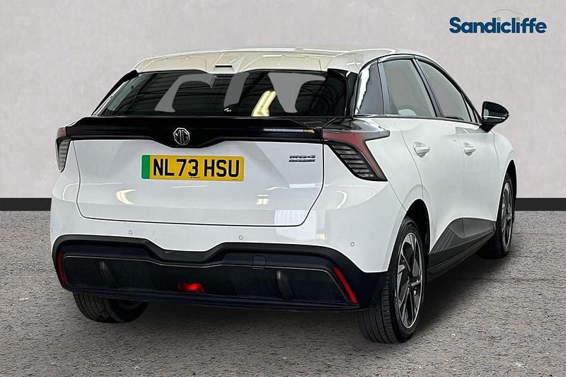 Begagnad MG MG4 EV SE 125 kW (170 HK) 2023 Vit Halvkombi
