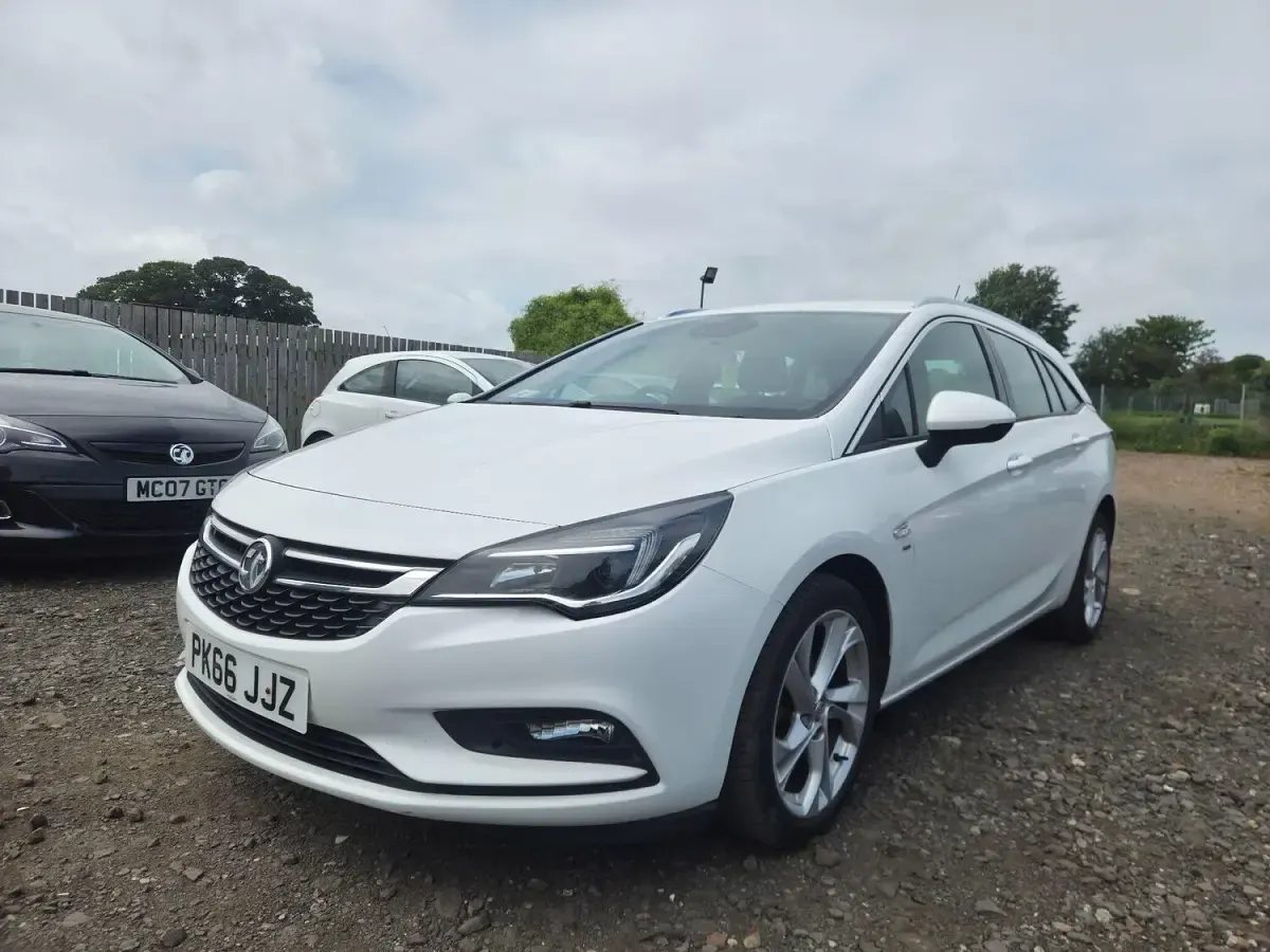 Used Vauxhall Astra SRi 150 HP (110 kW) 2016 White Estate