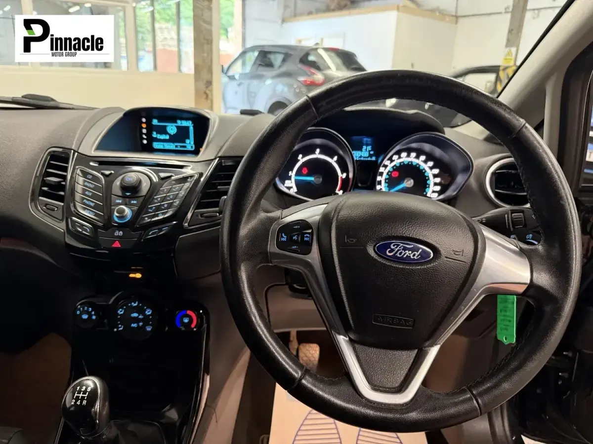 Usado Ford Fiesta Zetec 75 CV (55 kW) 2015 Negro Utilitario