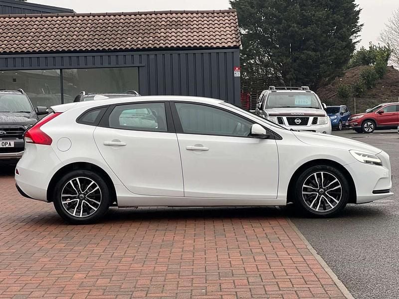 Used Volvo V40 Momentum 122 HP (89 kW) 2018 White Hatchback