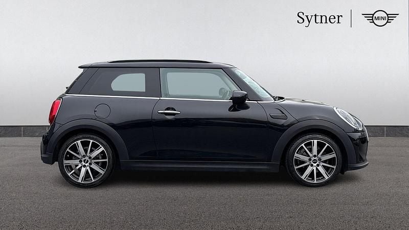 Usado Mini Cooper Classic 134 HP (98 kW) 2022 Preto Citadino