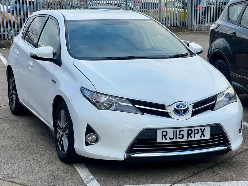 White Used 2015 Toyota Auris Hybrid Plus Hatchback | £5,490 (Fair price) - Image 1/4