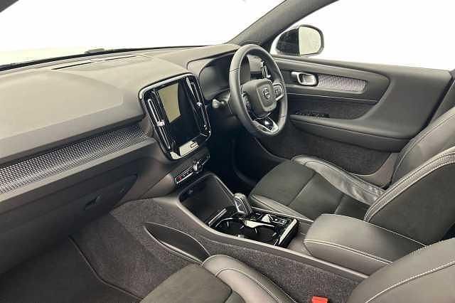 Used Volvo XC40 R-Design 208 HP (152 kW) 2022 White SUV