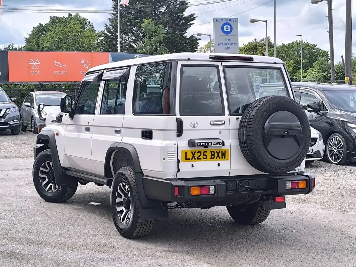 New Toyota Land Cruiser 204 HP (150 kW) 2025 White SUV