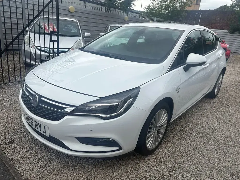 Used Vauxhall Astra Elite 136 HP (100 kW) 2017 White Hatchback