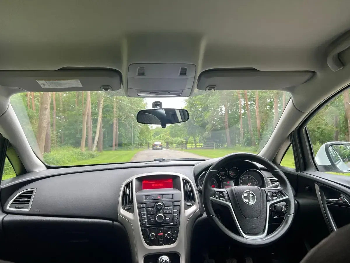 Used Vauxhall Astra 2013 White Hatchback