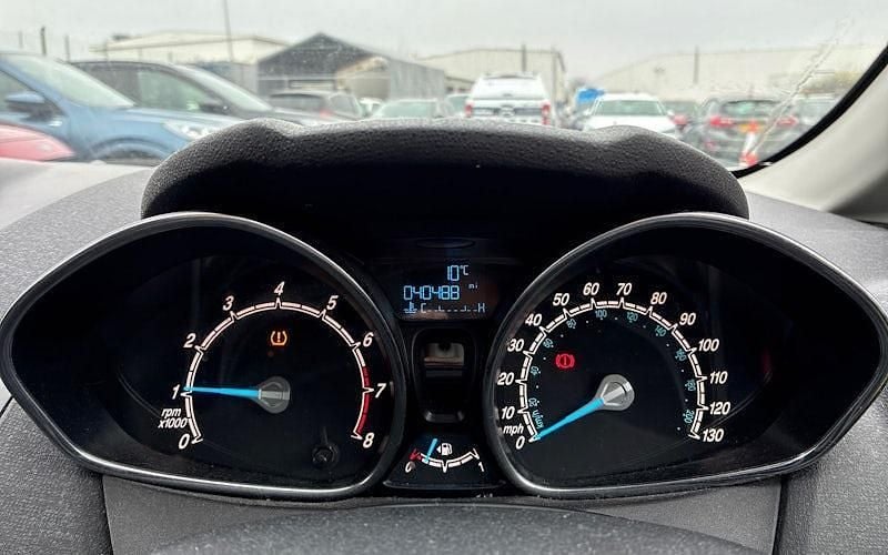 Used Ford Fiesta Zetec 101 HP (74 kW) 2017 White Hatchback