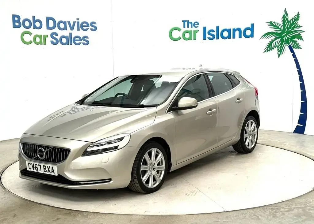 Used Volvo V40 Inscription 120 HP (88 kW) 2017 Gold Hatchback