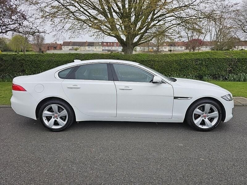 Used Jaguar XF Prestige 180 HP (132 kW) 2016 White Sedan