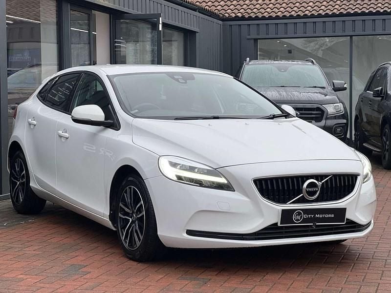 Used Volvo V40 Momentum 122 HP (89 kW) 2018 White Hatchback