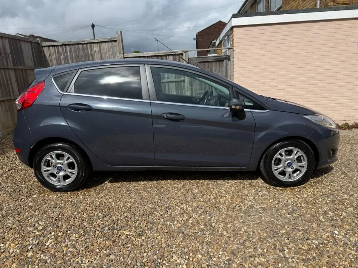 Używany Ford Fiesta Titanium 95 KM (69 kW) 2013 Szary Hatchback